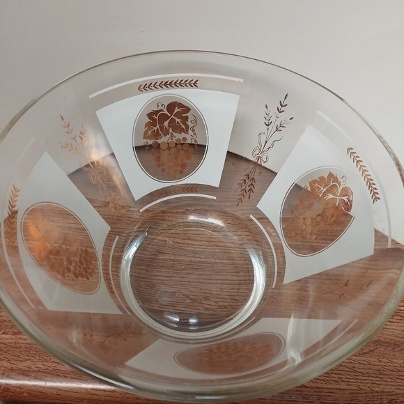 Vintage* Glass Chip/Fruit Bowl with Gold Fruit and Wheat Design - Picture 3 of 5